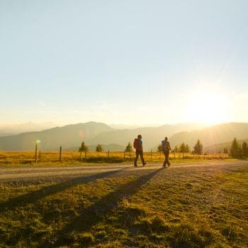 Escursionismo e arrampicata vier-sterne-hotel-karnerhof-faaker-see-kaernten-wandern-klettern-gerlitzen-wandern-im-sonnenlicht.jpg